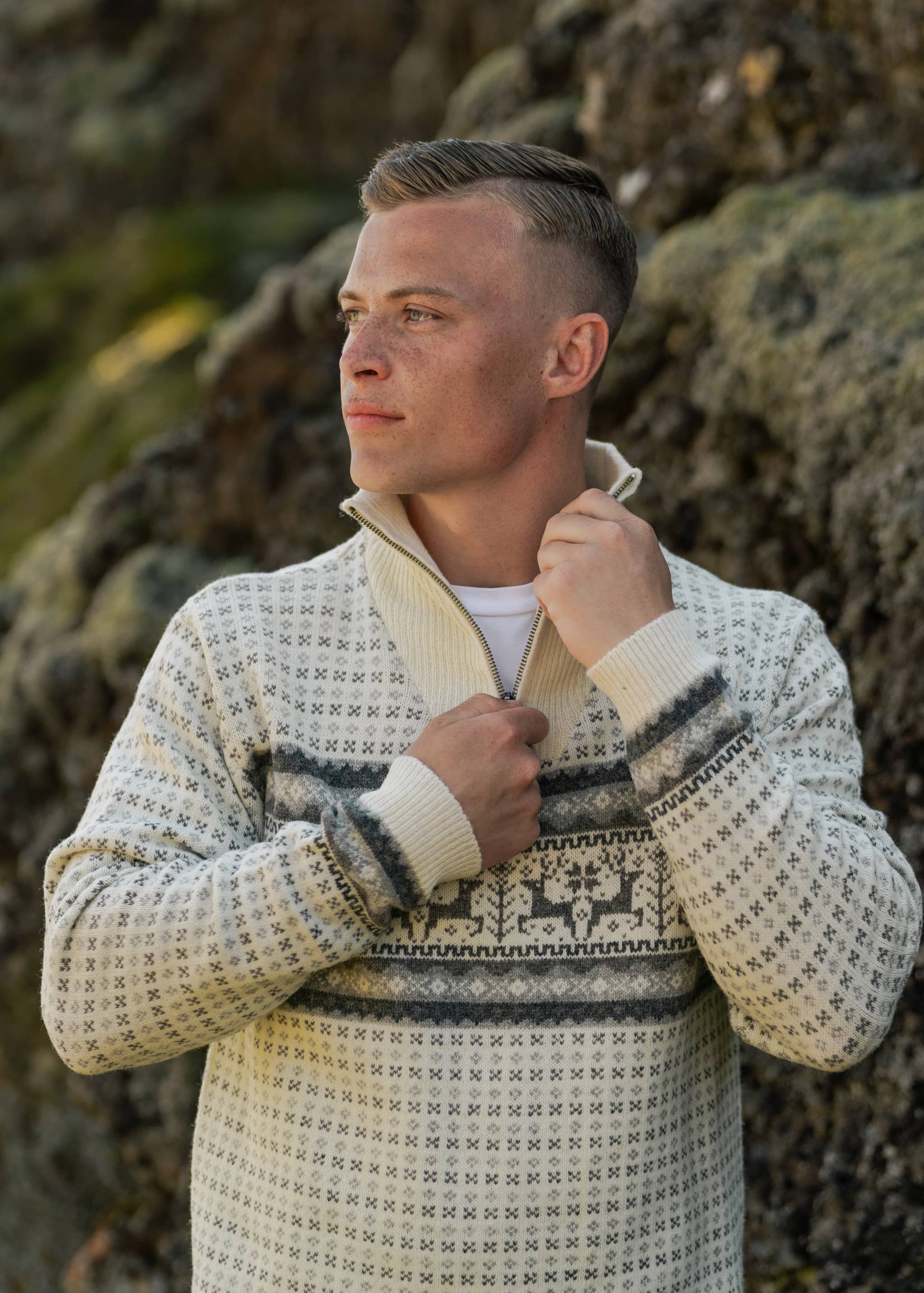 Hreindýrsholt knitted pullover with reindeer motifs