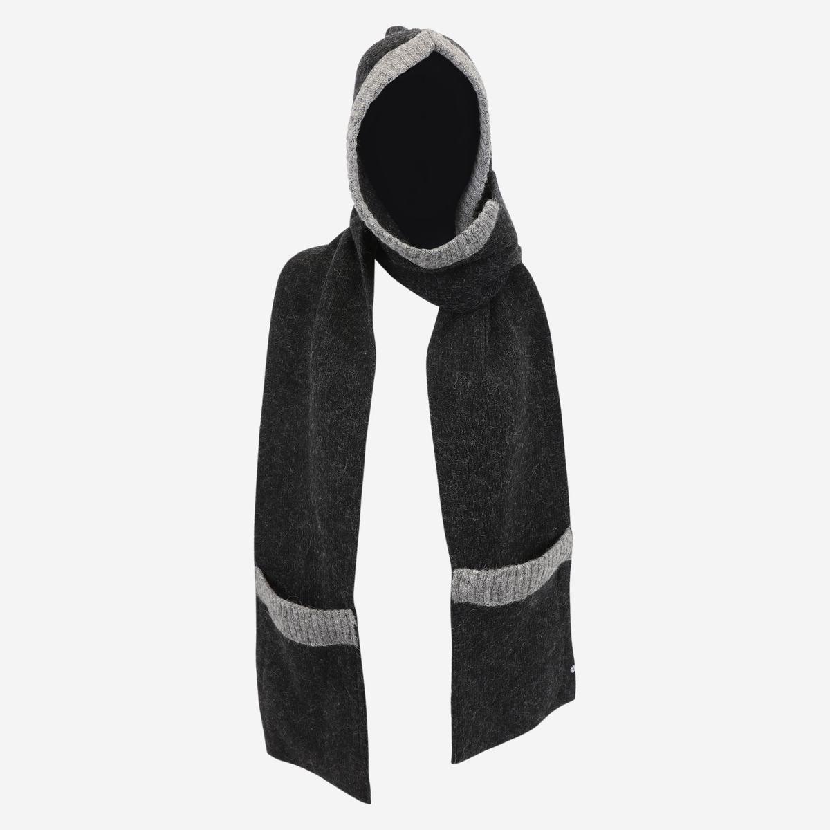 vikura-wool-scarf-pockets-03.jpeg