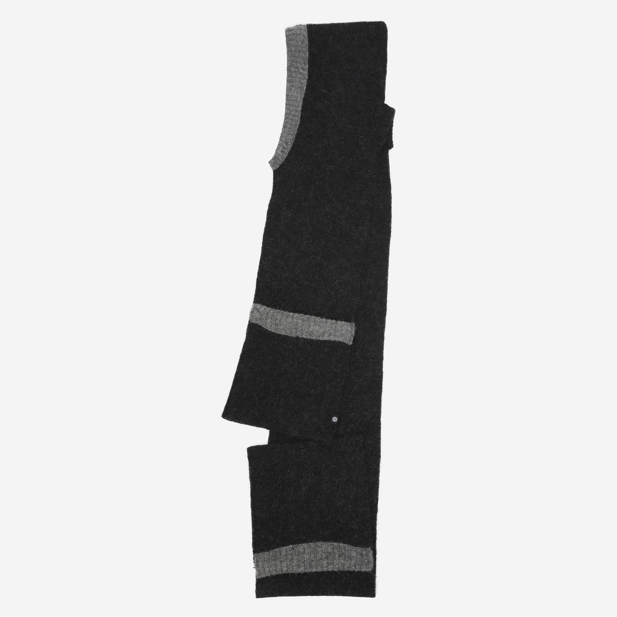 vikura-wool-scarf-pockets-11.jpeg