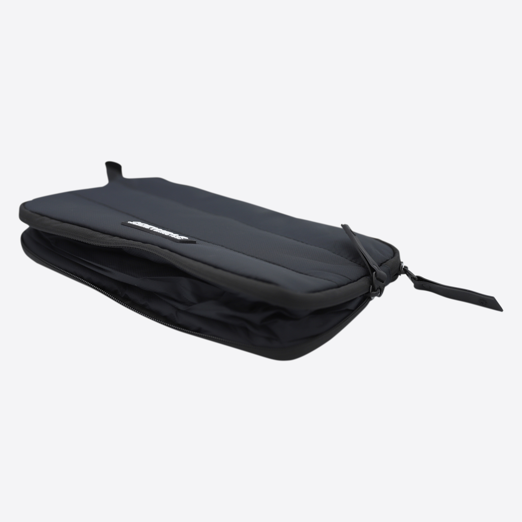 vatnagardar_black-toiletbag_833.jpeg