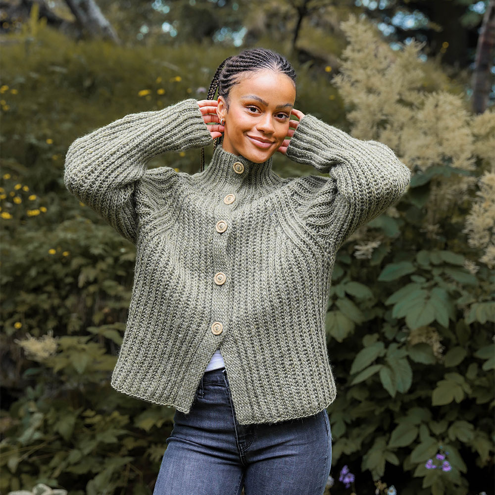 nina_KNIT0390_buttoned-sweater_knitting-pattern_prjonauppskrift2.jpeg