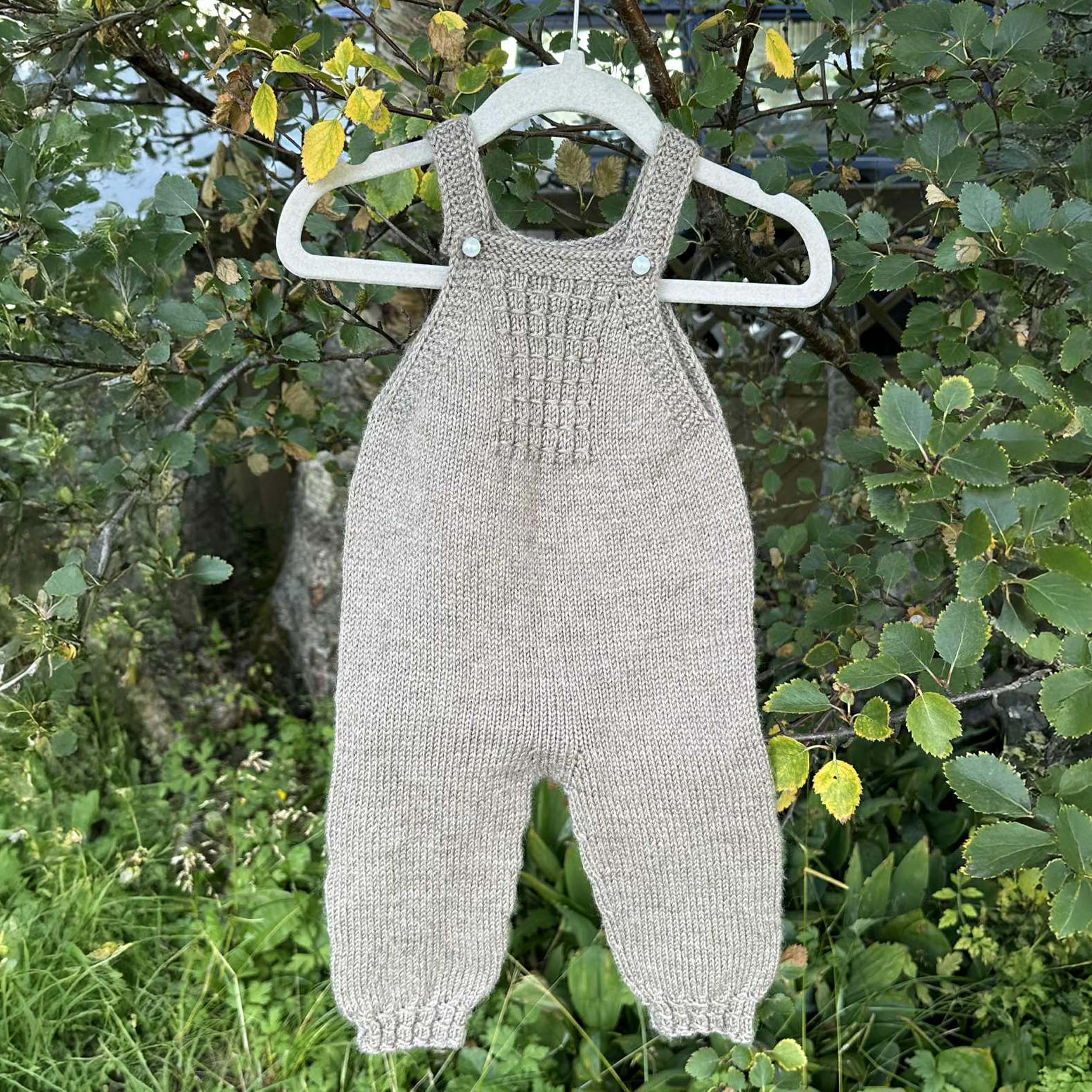 fusi_HG-003_kids-overalls_knitting-pattern_prjonauppskrift1.jpeg