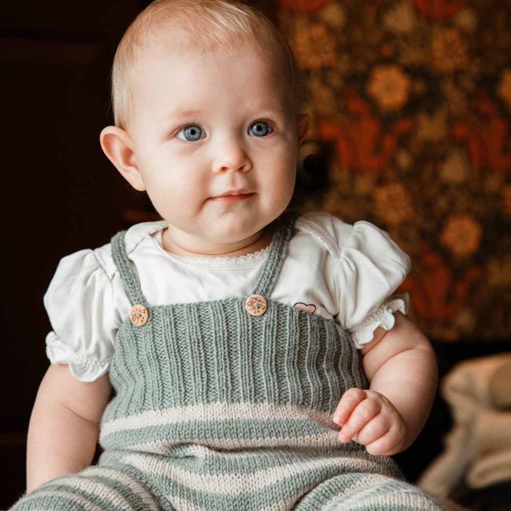 anna_KNIT0348_newborn-trousers_knitting-pattern_prjonauppskrift.jpeg