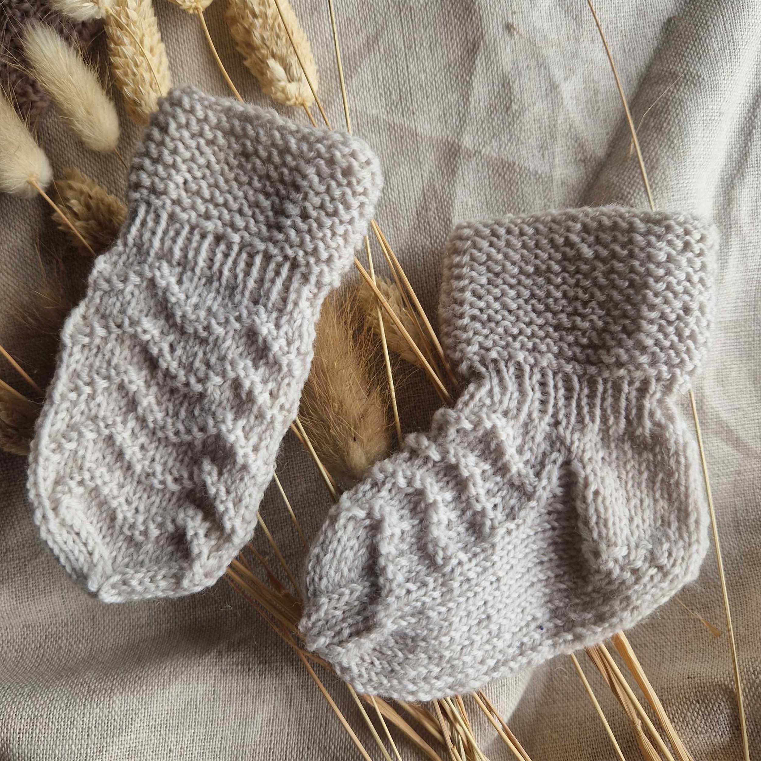flod_KNIT0414_newborn-socks-mittens_knitting-pattern_prjonauppskrift4.jpeg