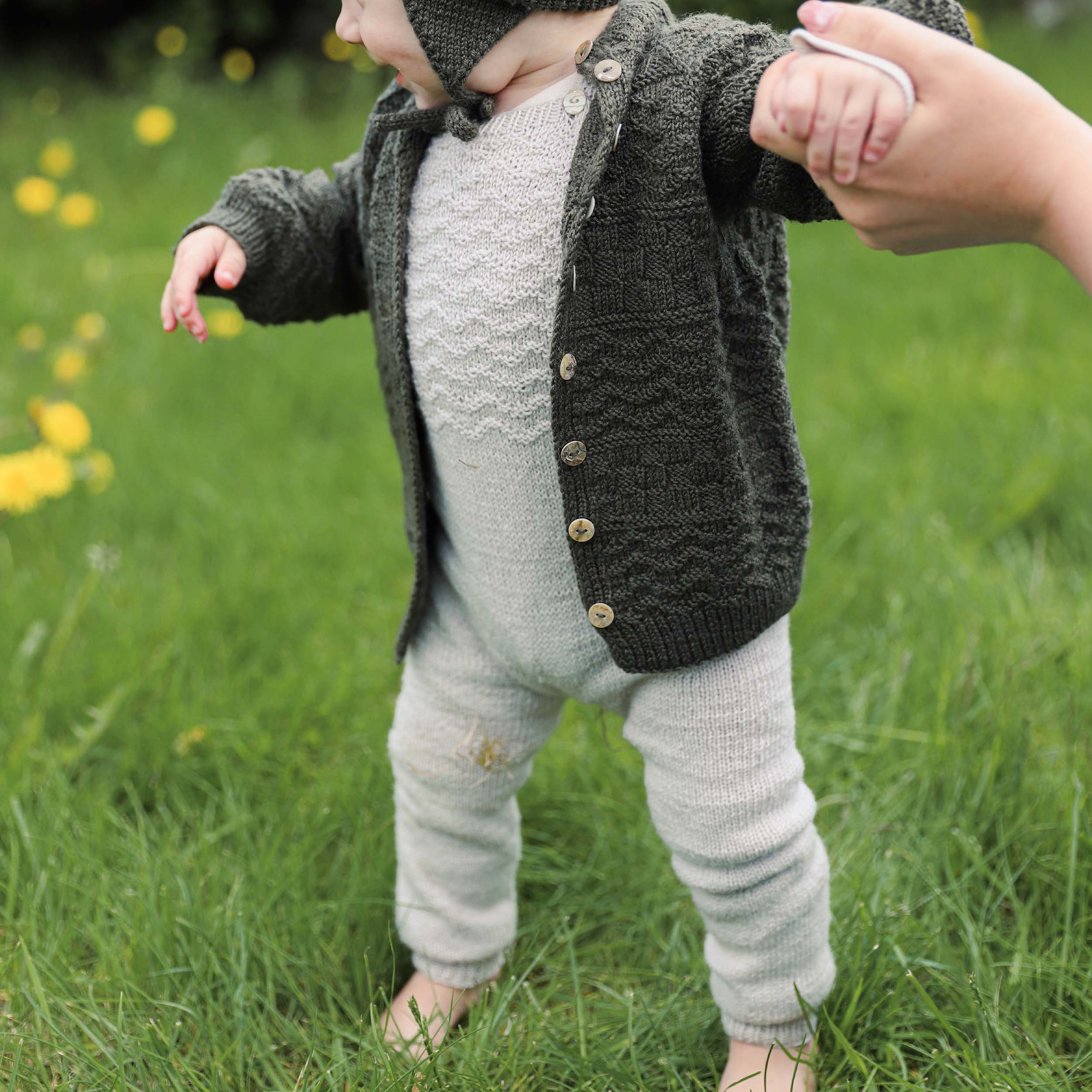 flod_KNIT0416_newborn-overalls_knitting-pattern_prjonauppskrift1.jpeg
