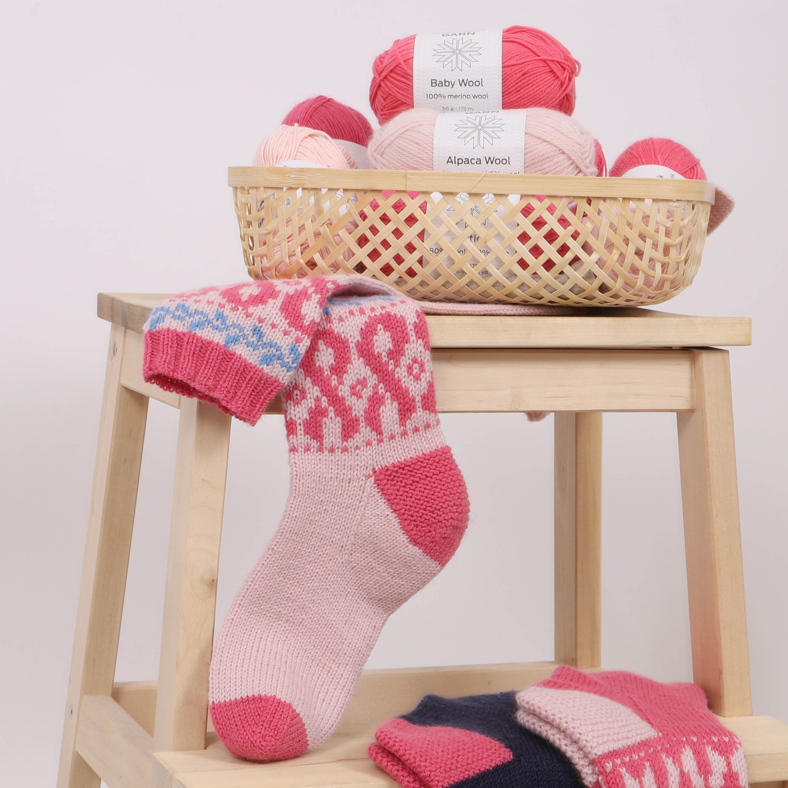 bleika-slaufan_KNIT0428_socks_knitting-pattern_prjonauppskrift2.jpeg