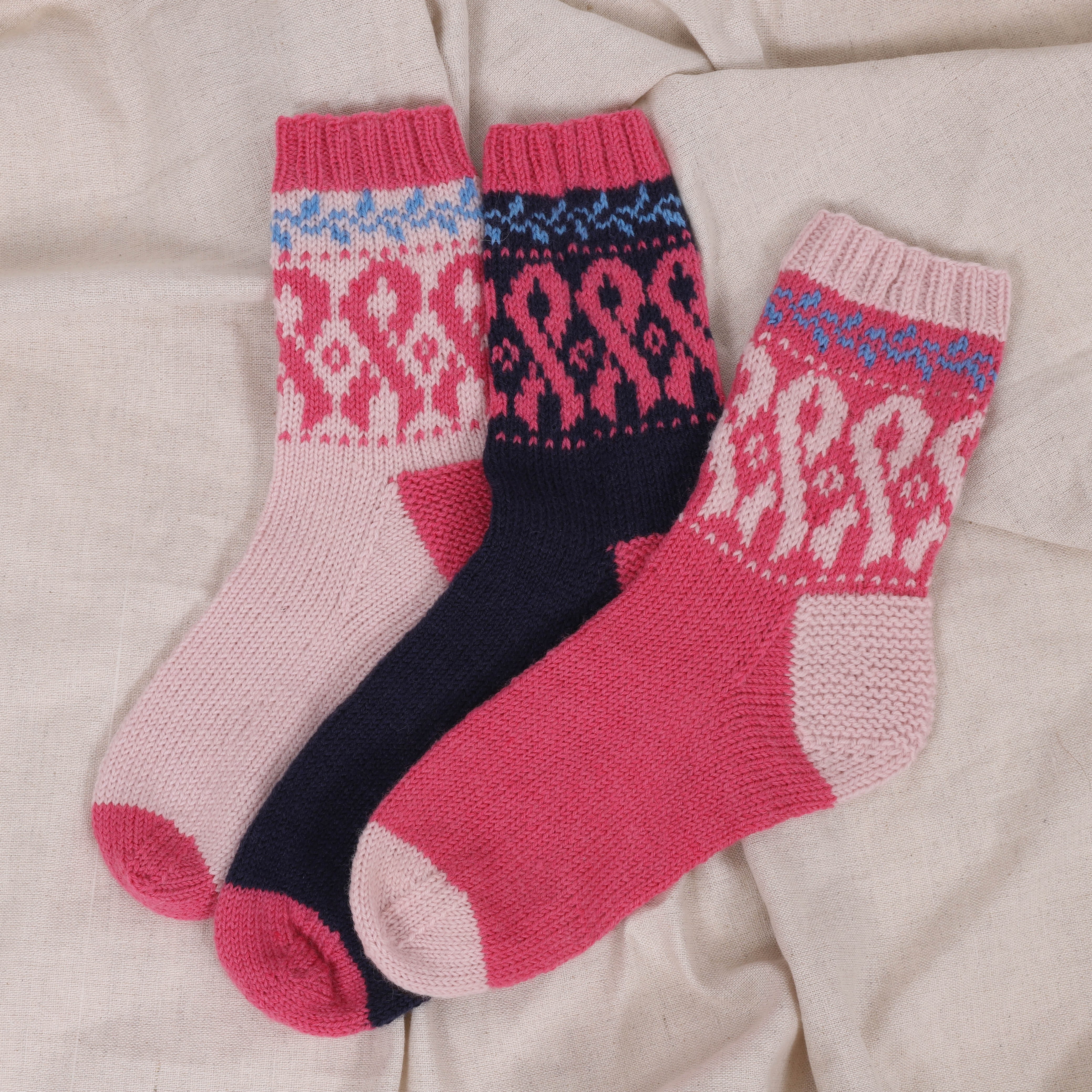 bleika-slaufan_KNIT0428_socks_knitting-pattern_prjonauppskrift1.jpeg