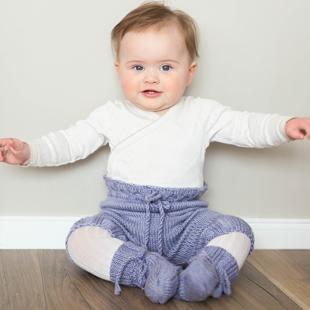 polli_KNIT0392_newborn-trousers_knitting-pattern_prjonauppskrift1.jpeg