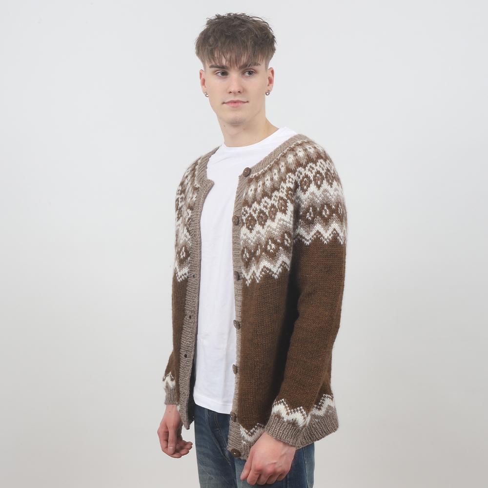 sula_KNIT0444_adult-buttoned-sweater_knitting-pattern_prjonauppskrift4.jpeg