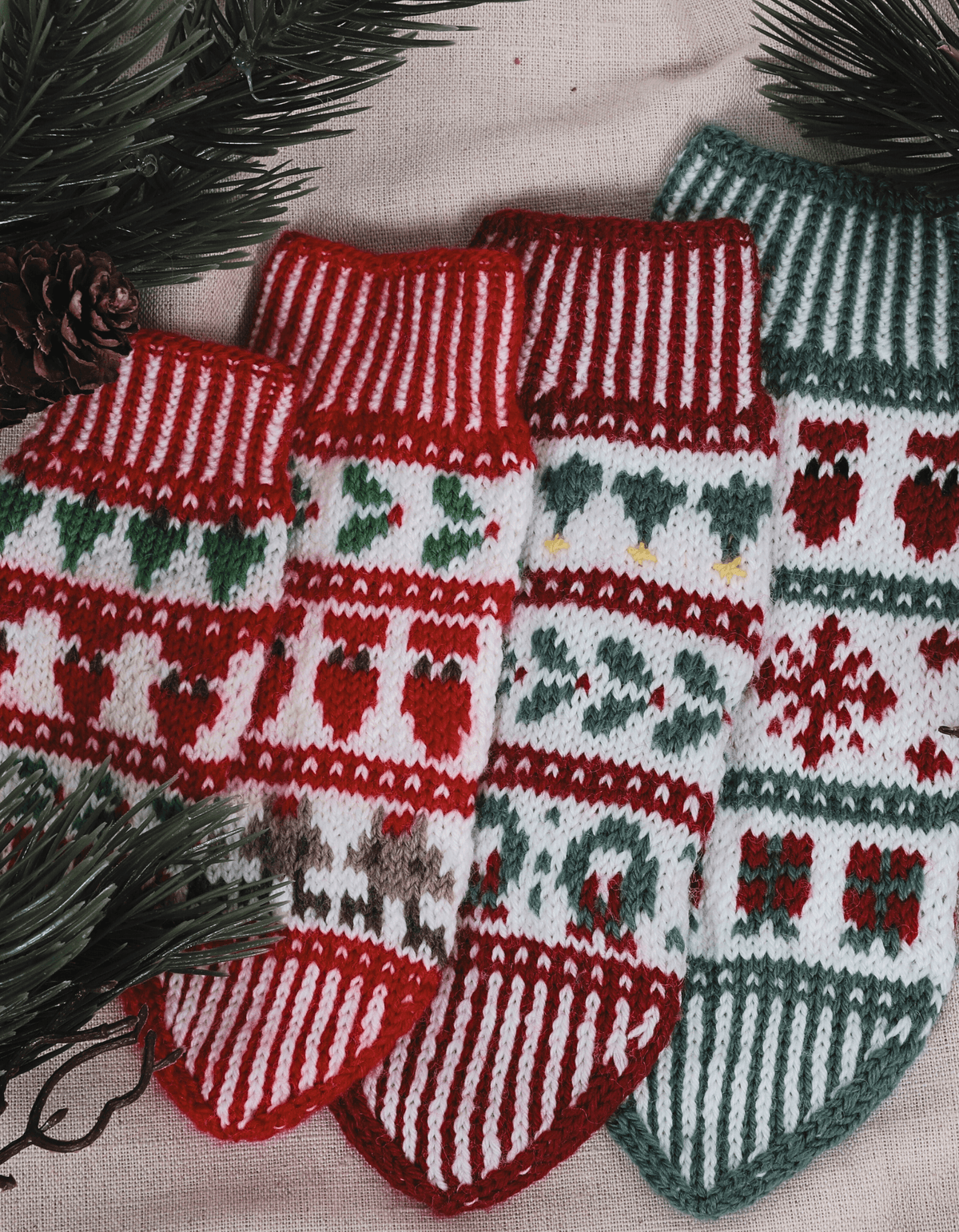 jolagledi_IV-004_christmas-mittens_knitting-pattern_prjonauppskrift1.png