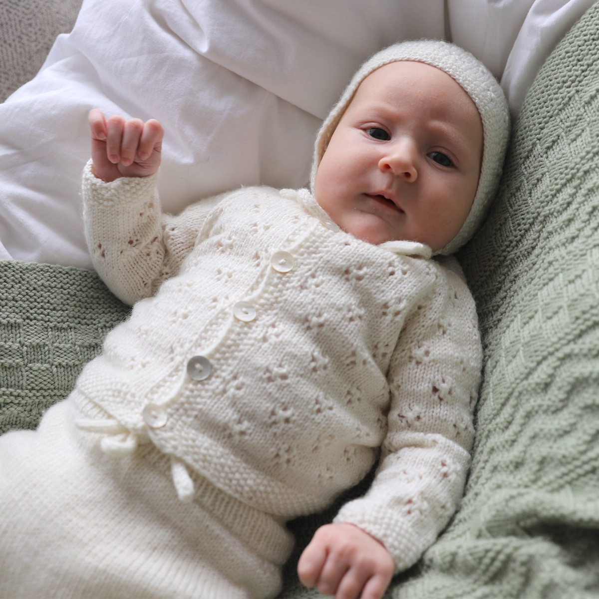 blomstra_KNIT0456_newborn-set_knitting-pattern_prjonauppskrift7.jpeg