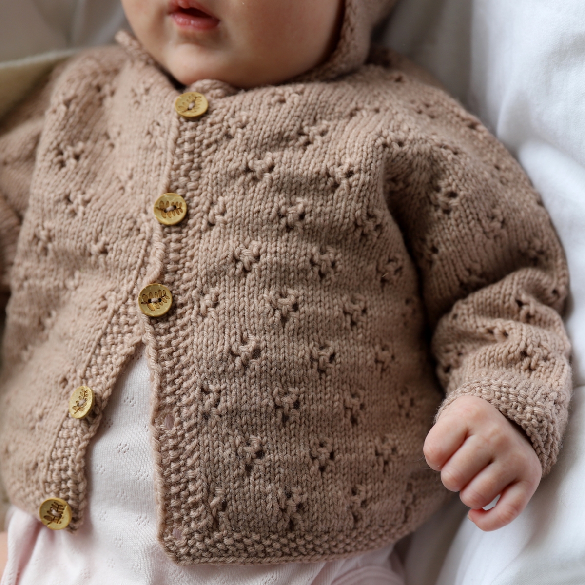 blomstra_KNIT0456_newborn-set_knitting-pattern_prjonauppskrift 3.jpeg