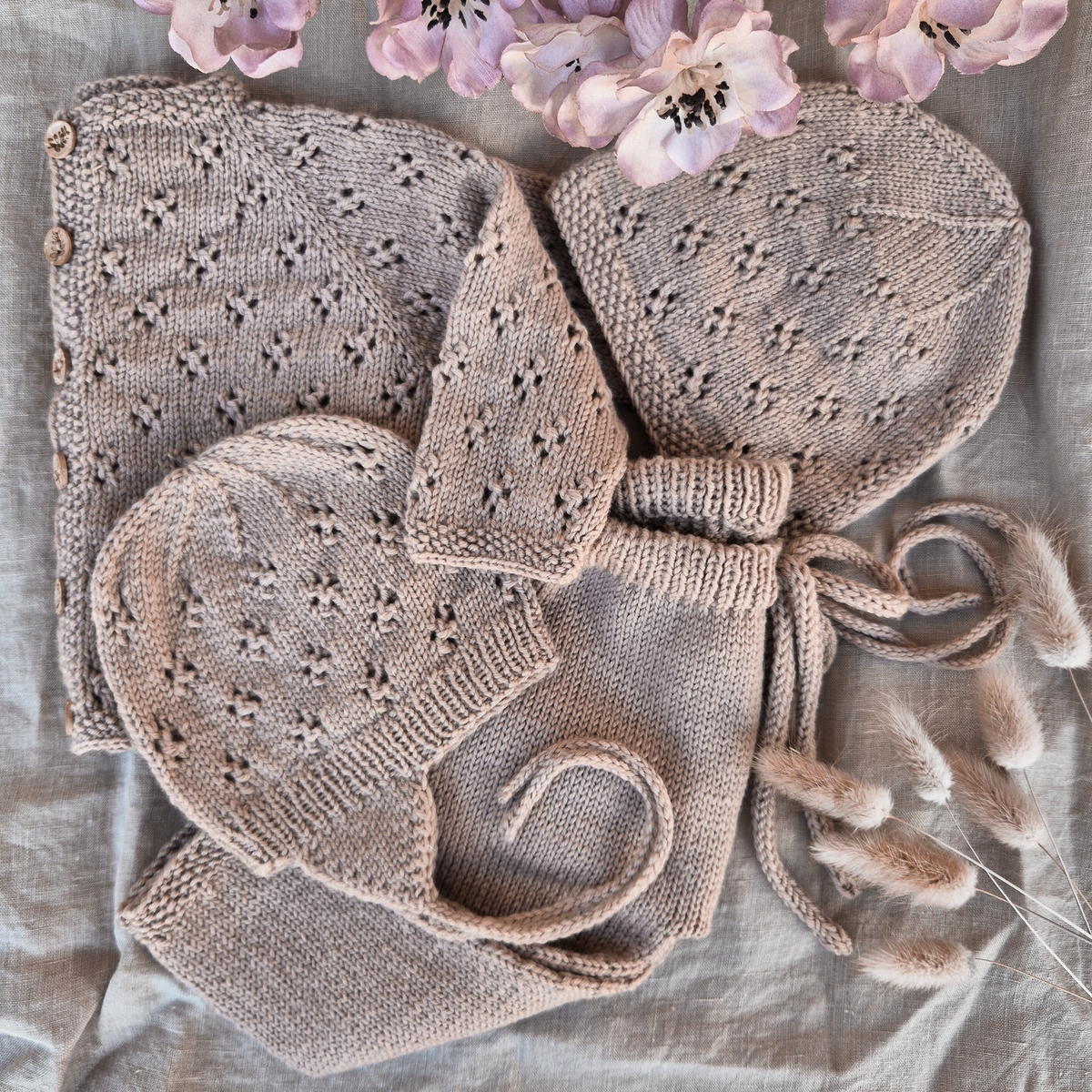 blomstra_KNIT0456_newborn-set_knitting-pattern_prjonauppskrift6.jpeg