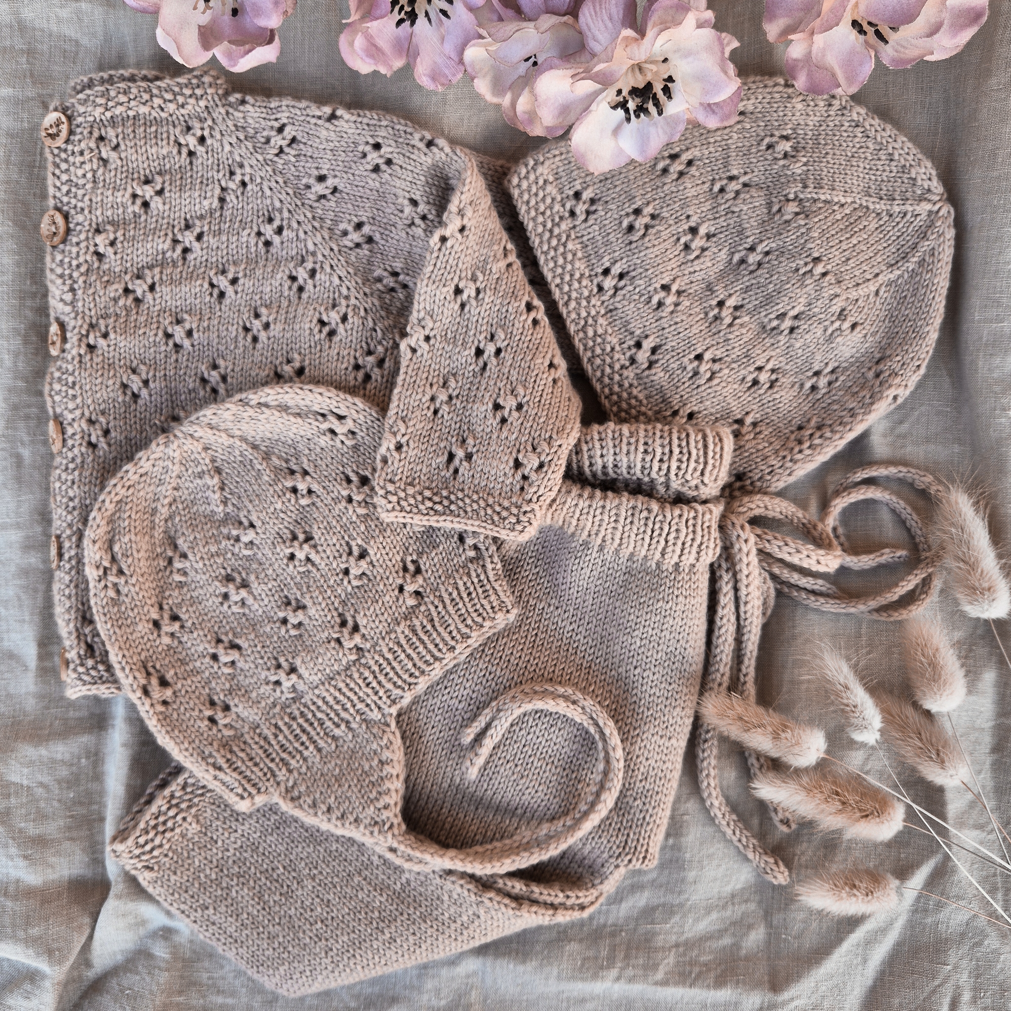 blomstra_KNIT0456_newborn-set_knitting-pattern_prjonauppskrift6.jpeg