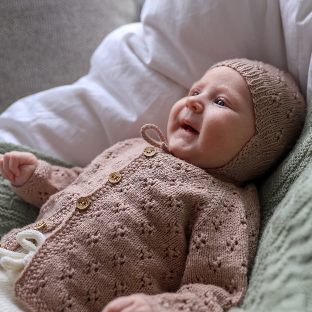 blomstra_KNIT0456_newborn-set_knitting-pattern_prjonauppskrift5.jpeg