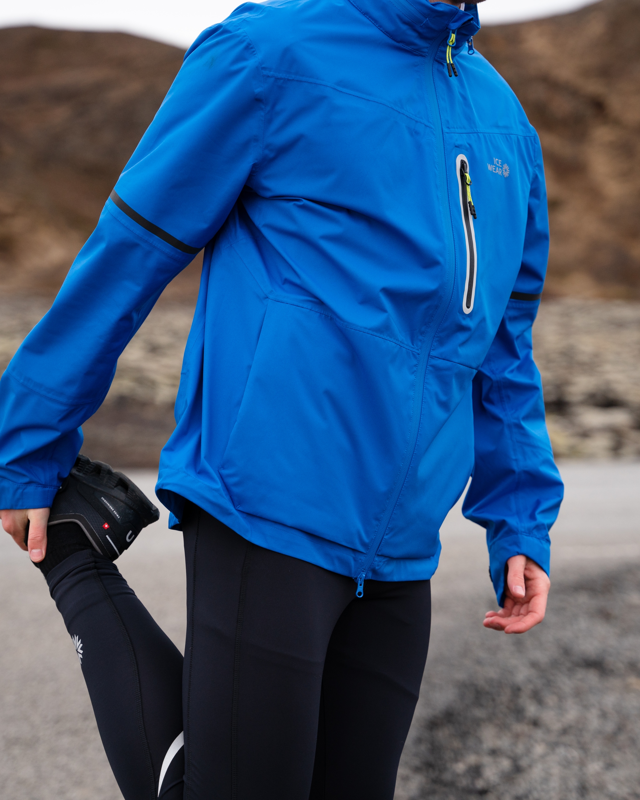 iceland-2-running-outfit-man-blue-jacket_83.jpeg