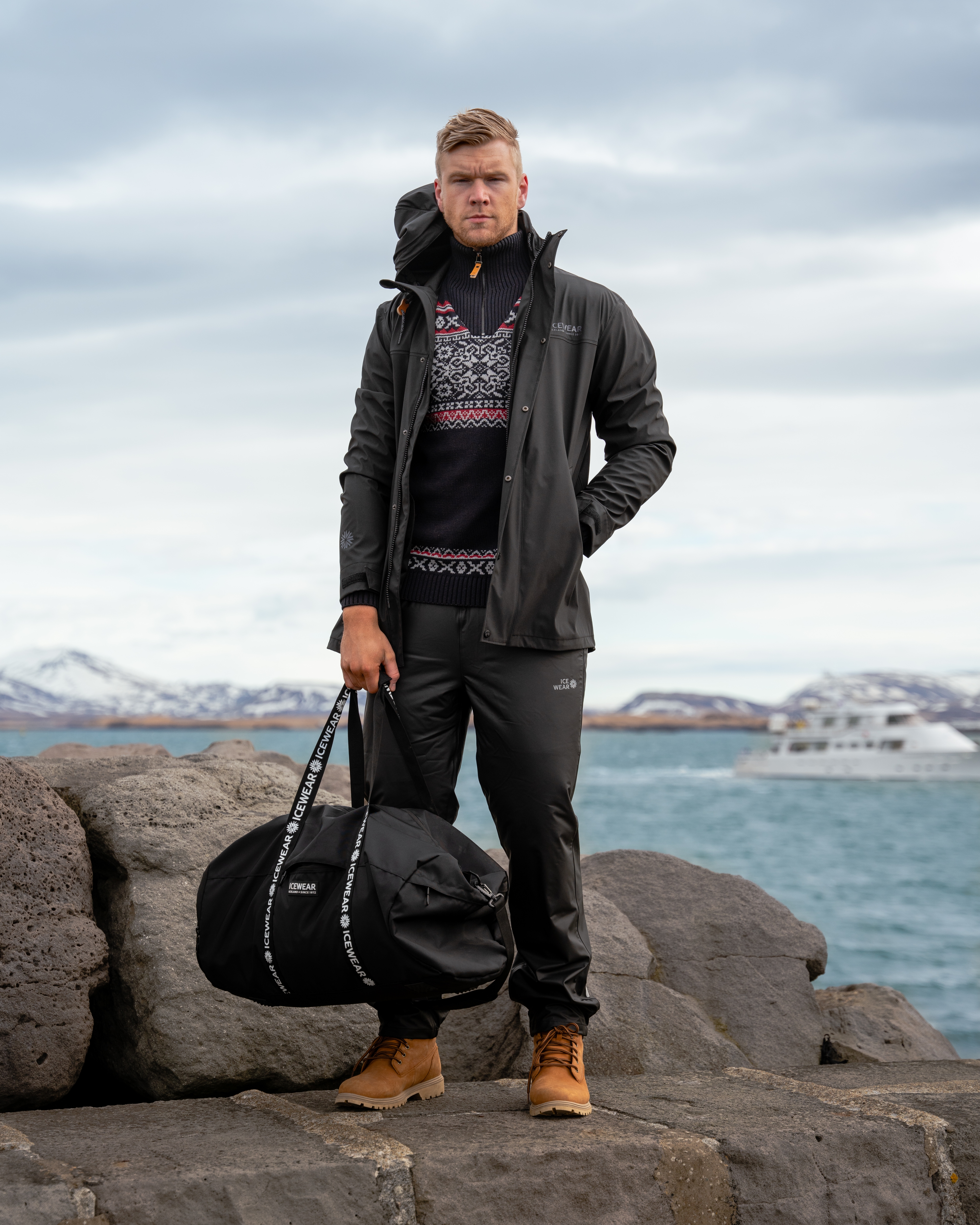 iceland-harbour-black-outdoor-clothing-man_15.jpeg