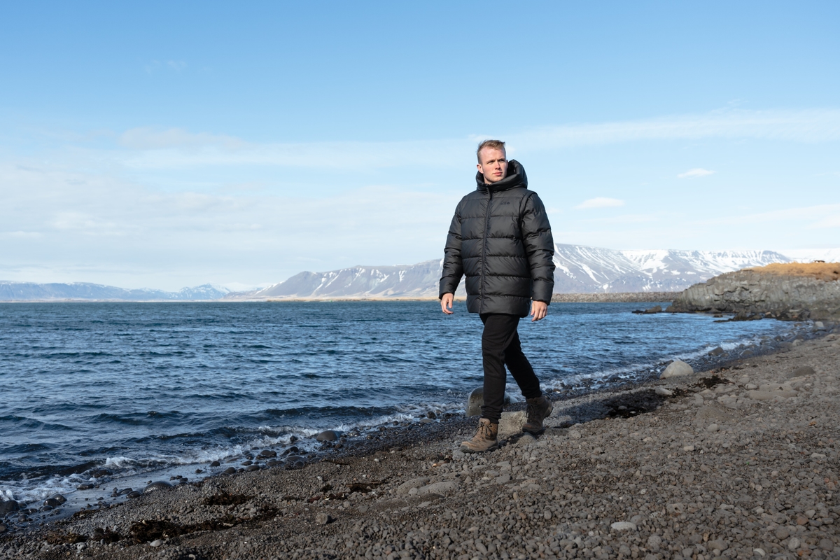 iceland-coast-man-black-winter-clothing_68.jpeg