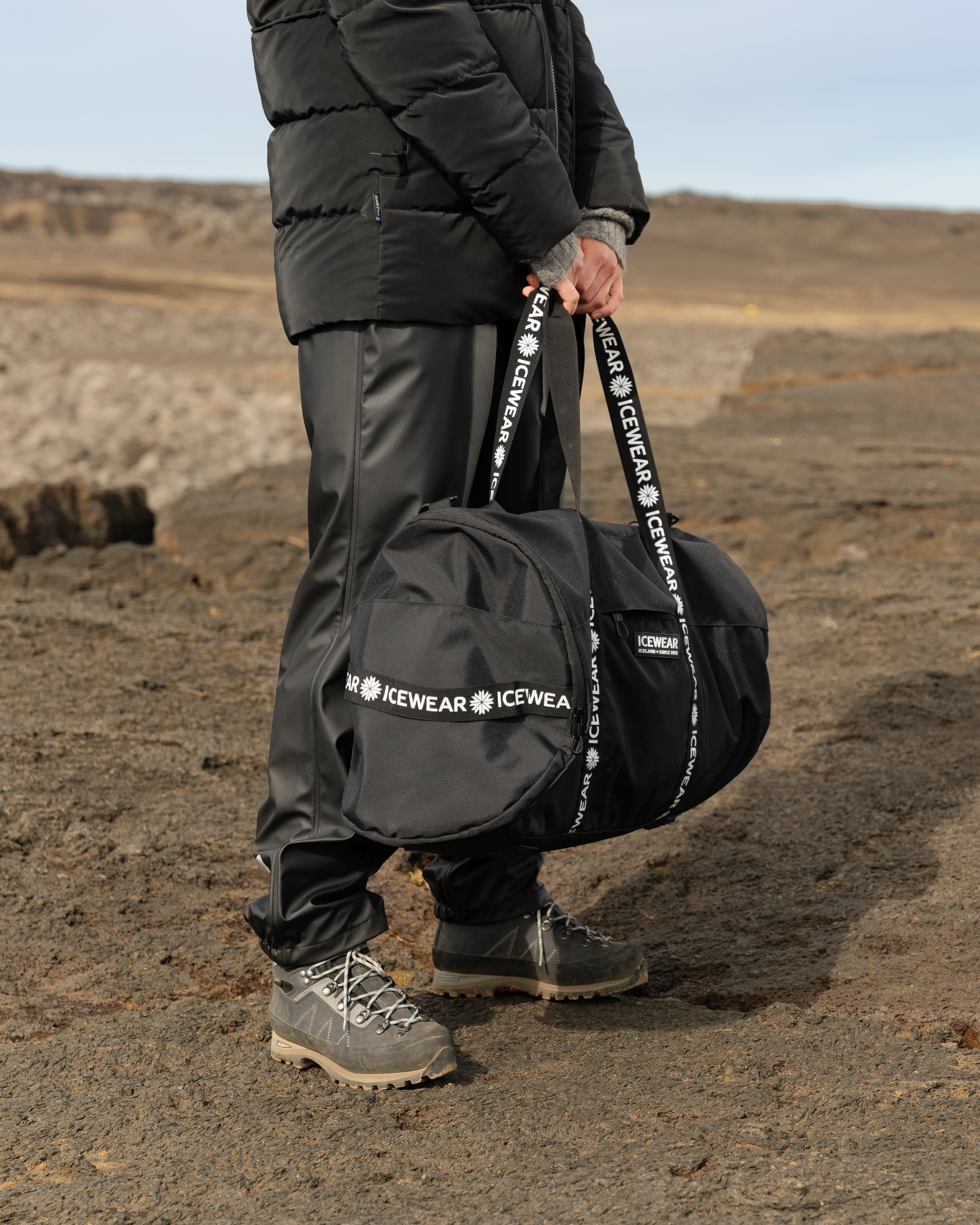 iceland-woman-black-outdoor-clothing_42.jpeg
