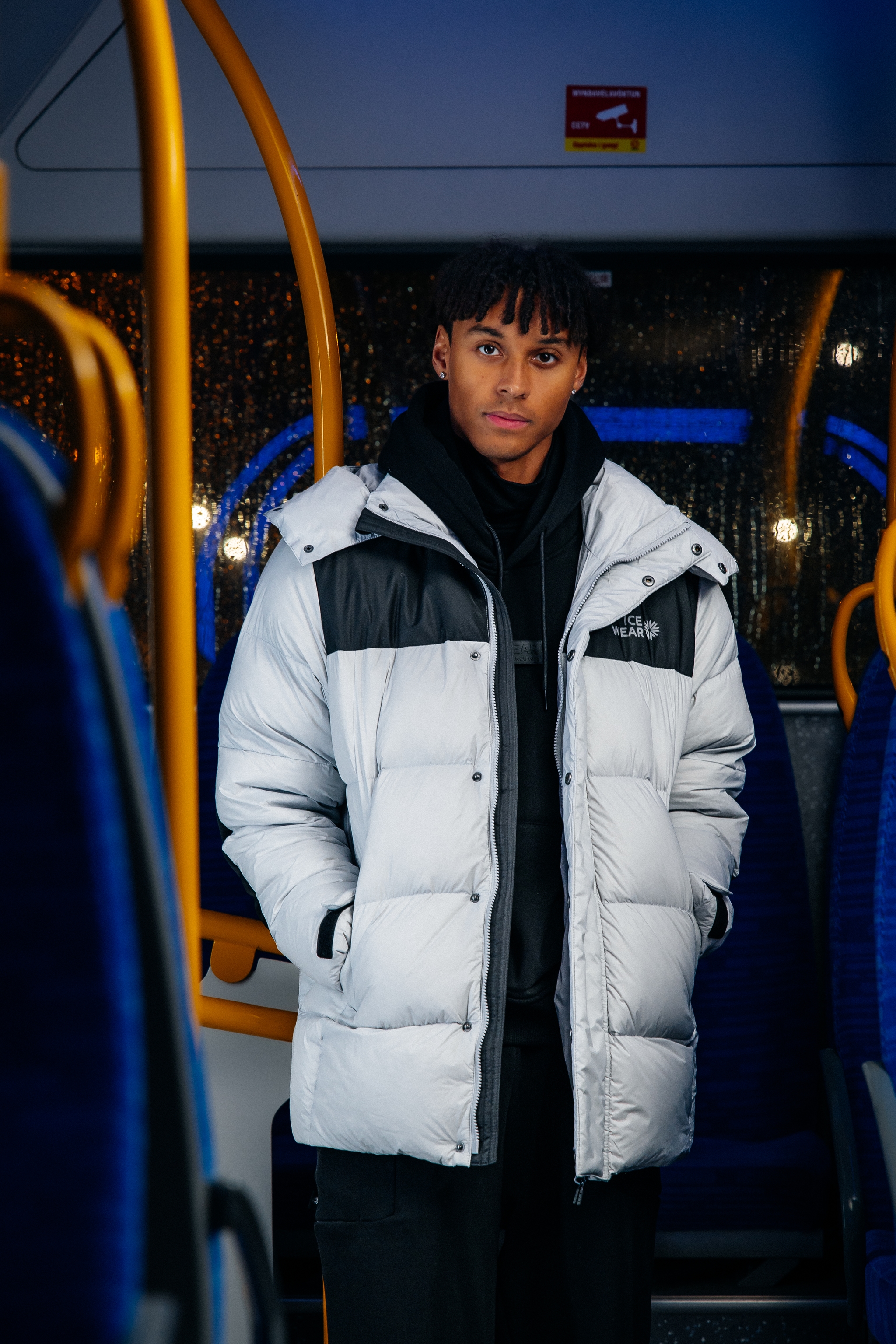 man-grey-wintercoat-black-hoodie-inside.jpeg