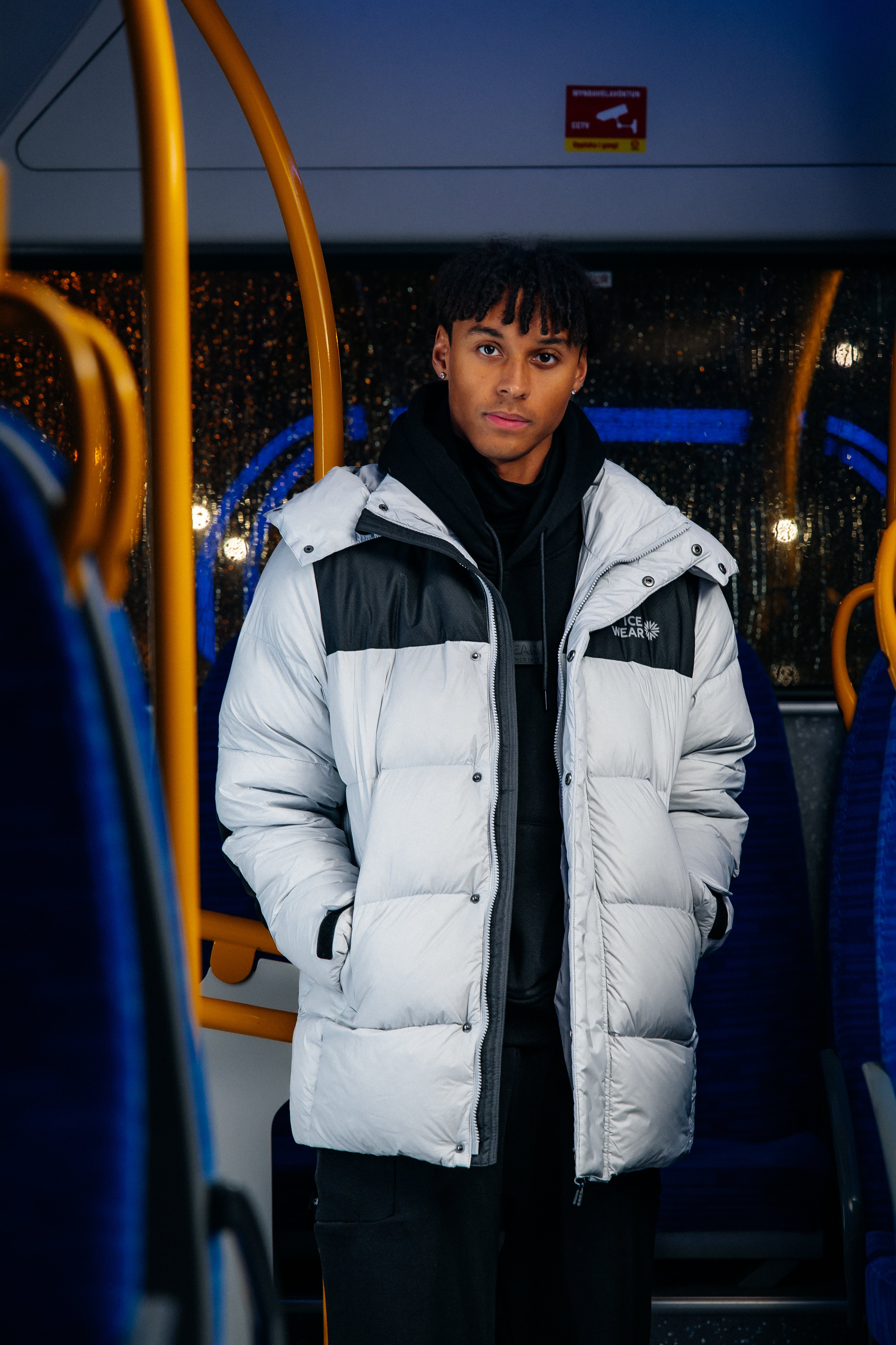 man-grey-wintercoat-black-hoodie-inside.jpeg
