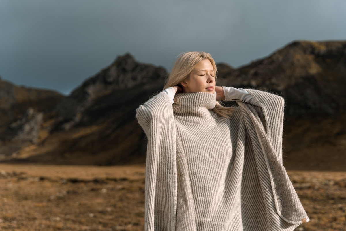 iceland-woman-wool-poncho_20.jpeg