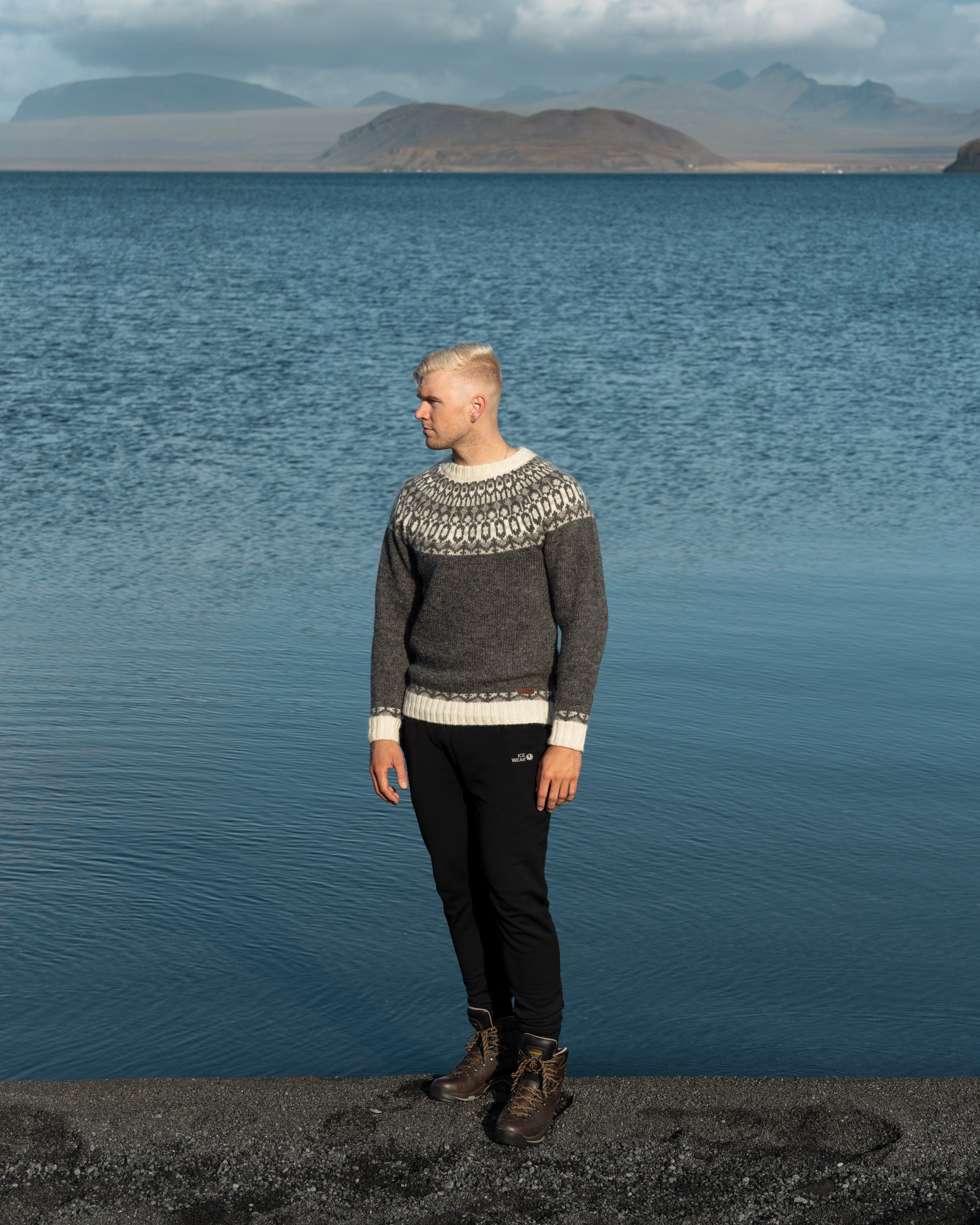 icelandice-wool-sweater-man-lake_75.jpeg