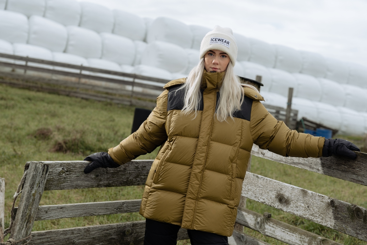 woman-lightbrown-puffer-jacket-farm-fence-64.jpeg
