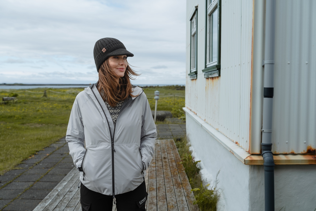 woman-lightgrey-jacket-hat-pants.jpeg