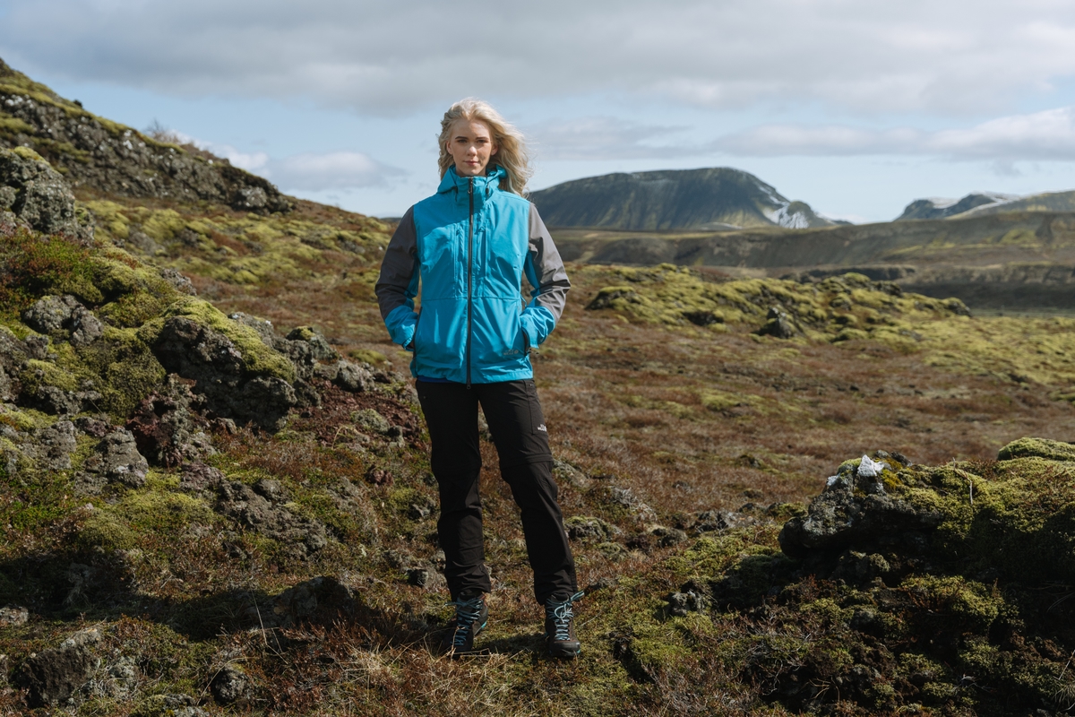 iceland-blond-woman-blue-jacket_85.jpeg