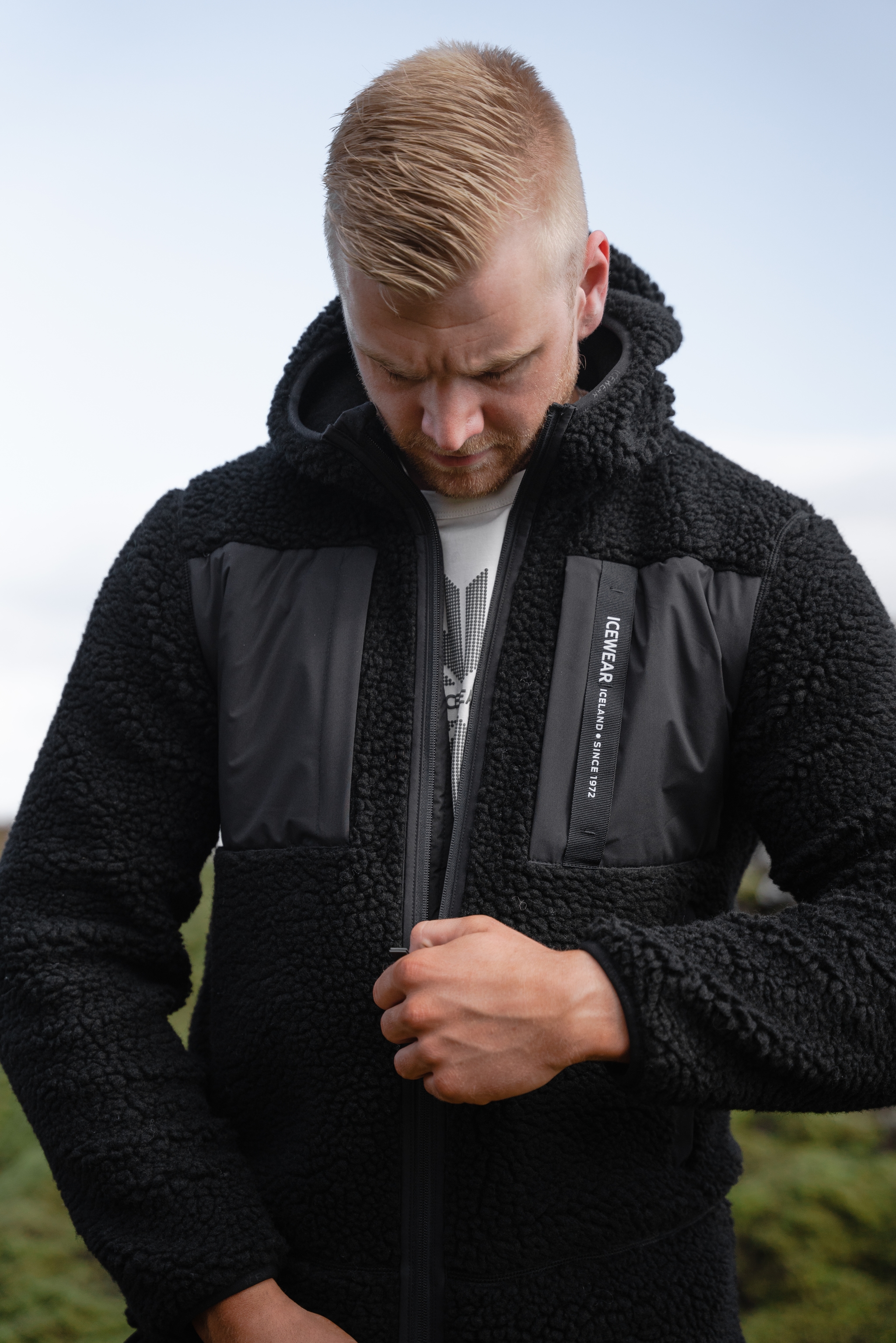 iceland-man-black-sherpa-fleece_90.jpeg