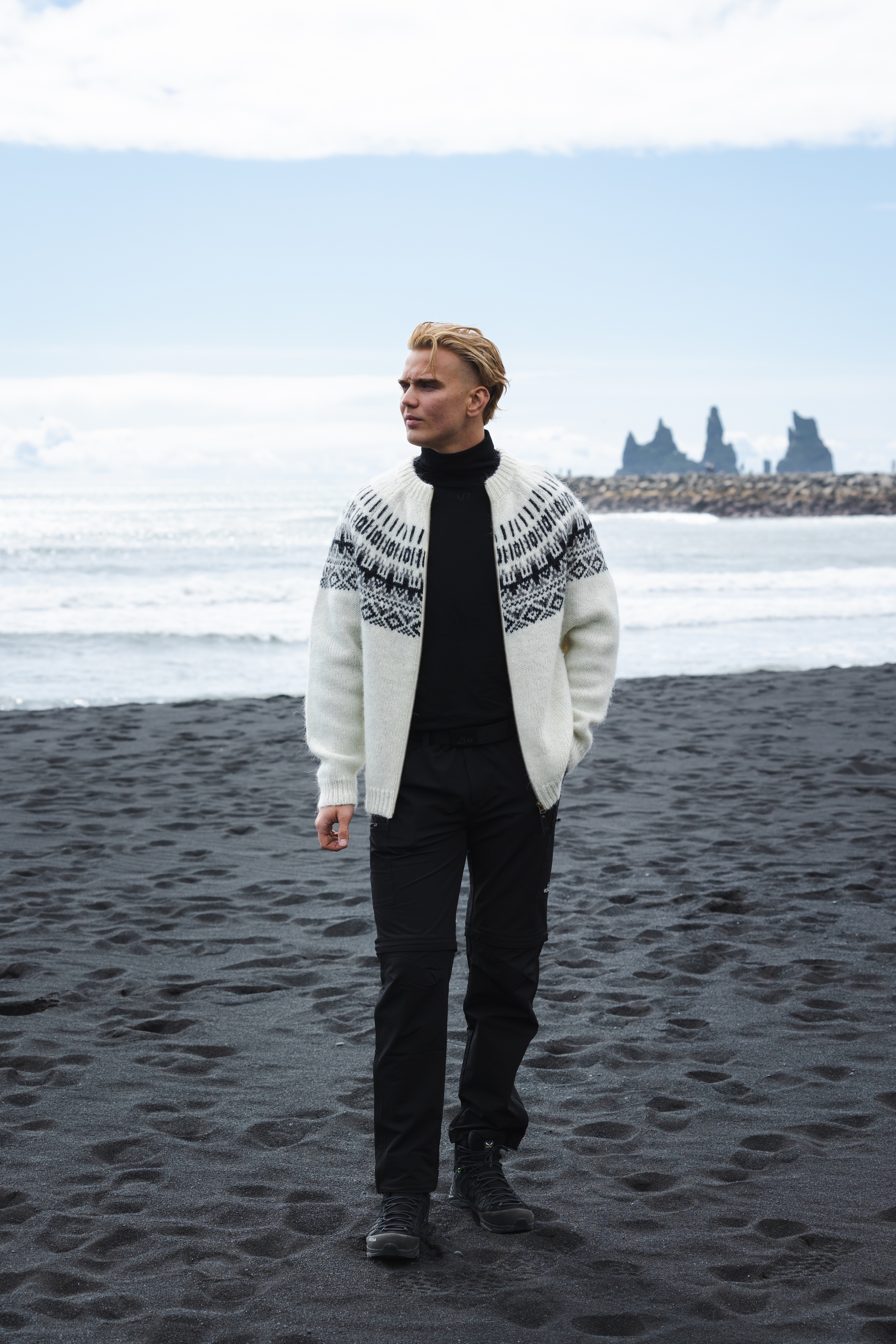 man-wool-sweater-insulated-pants-blackbeach-5.jpeg