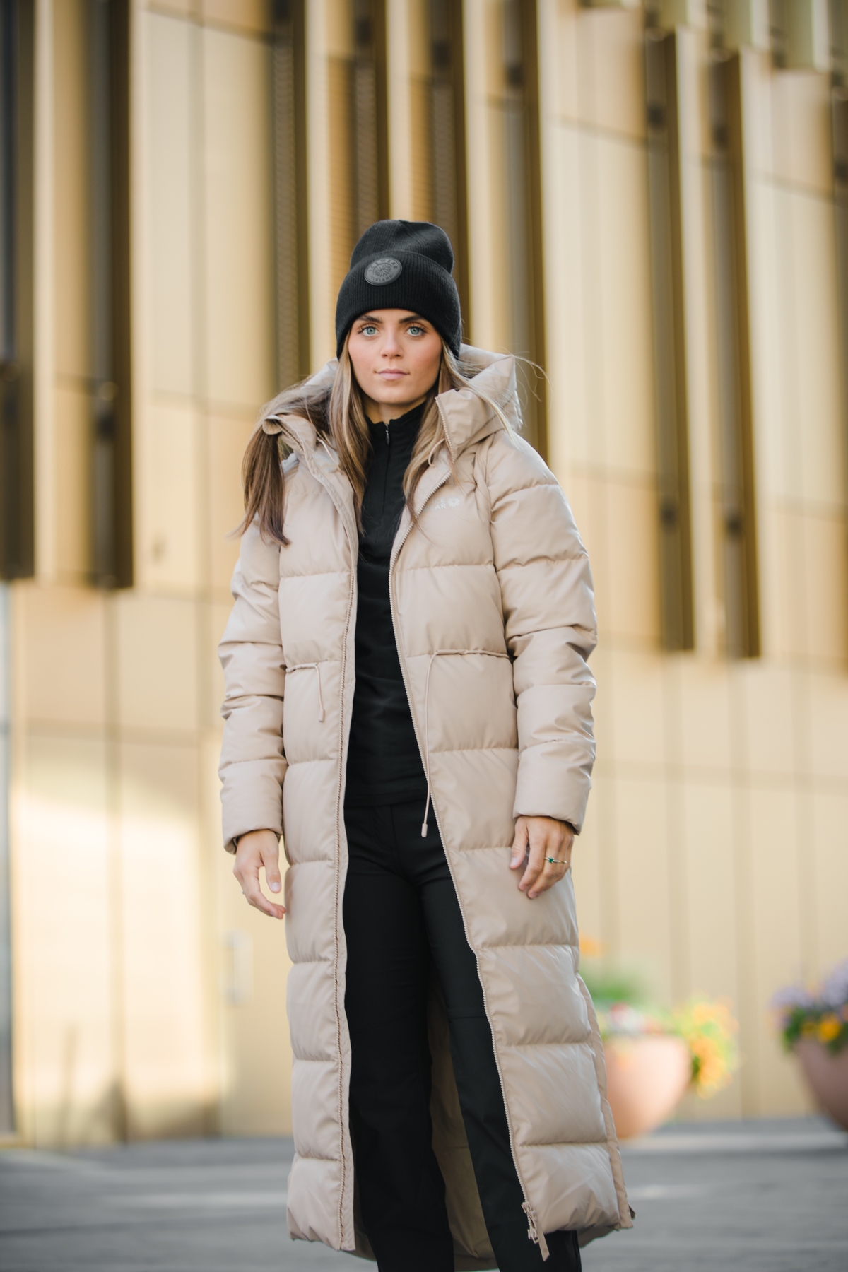 woman-lightbrown-coat-long-hat-3.jpeg