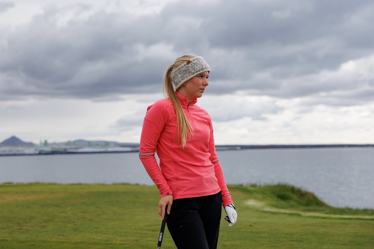 0469-woman-playing-golf-iceland.jpeg