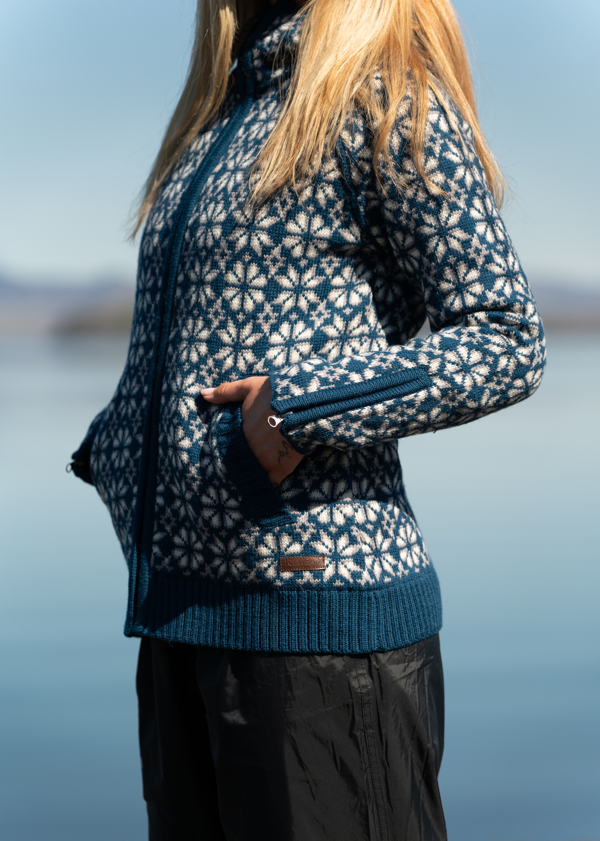 summer-outdoor-iceland-wool-woman00146.jpeg