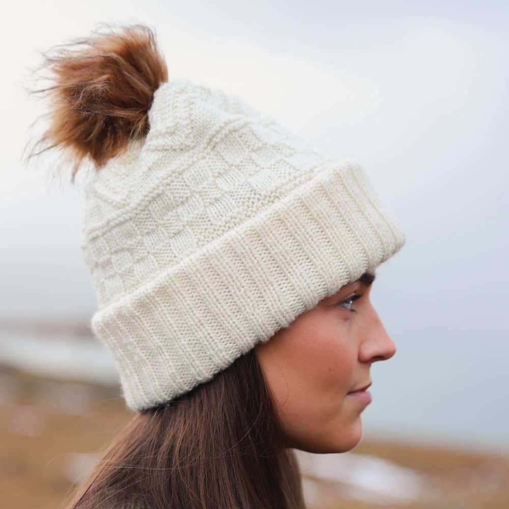 Mjöll hat with a pompom knitting pattern