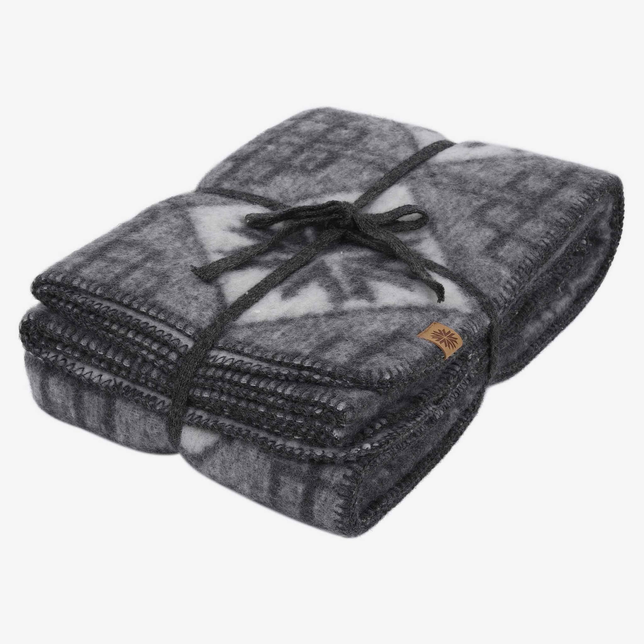 Varmi Scandinavian design wool blanket