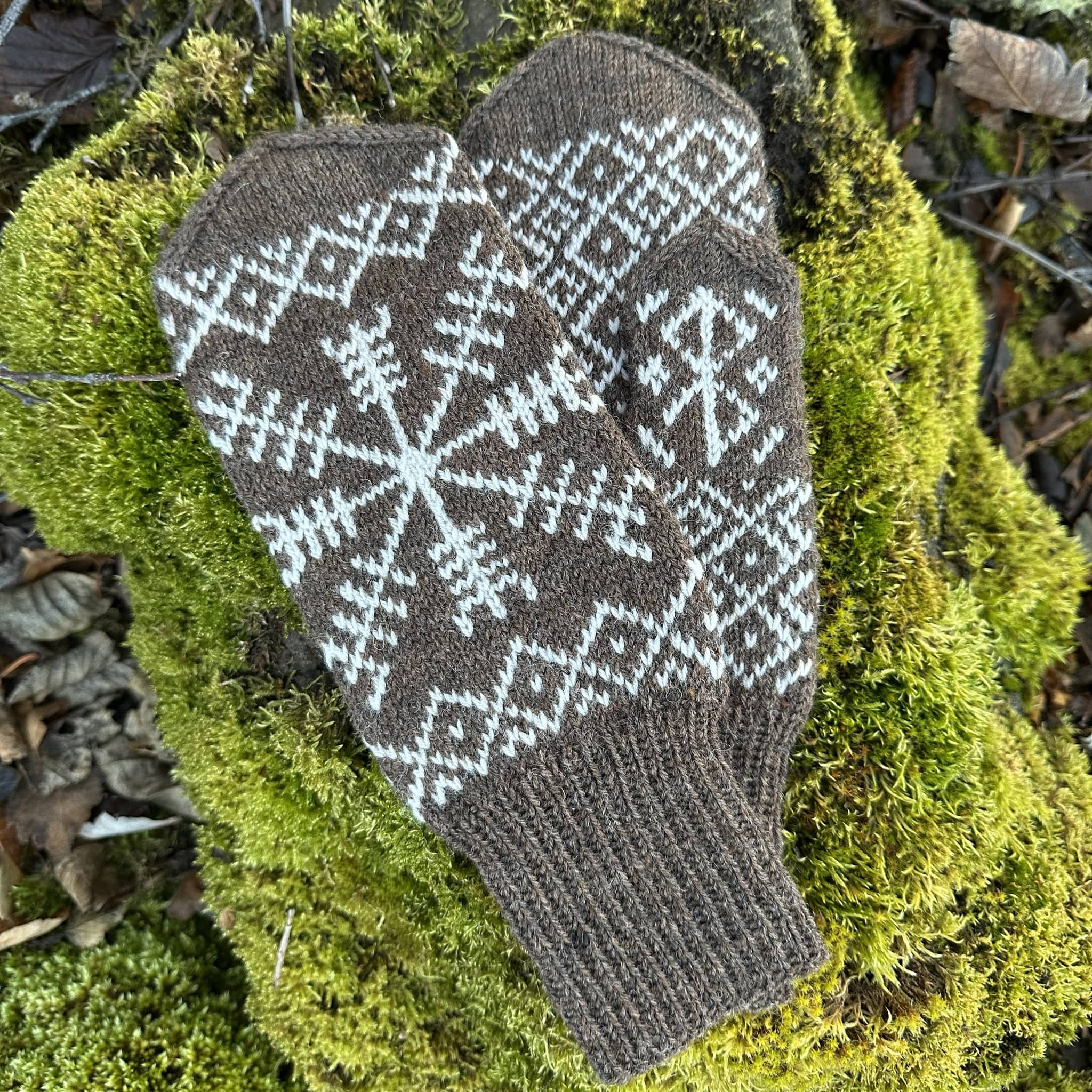 Ægishjálmur men's mittens knitting pattern