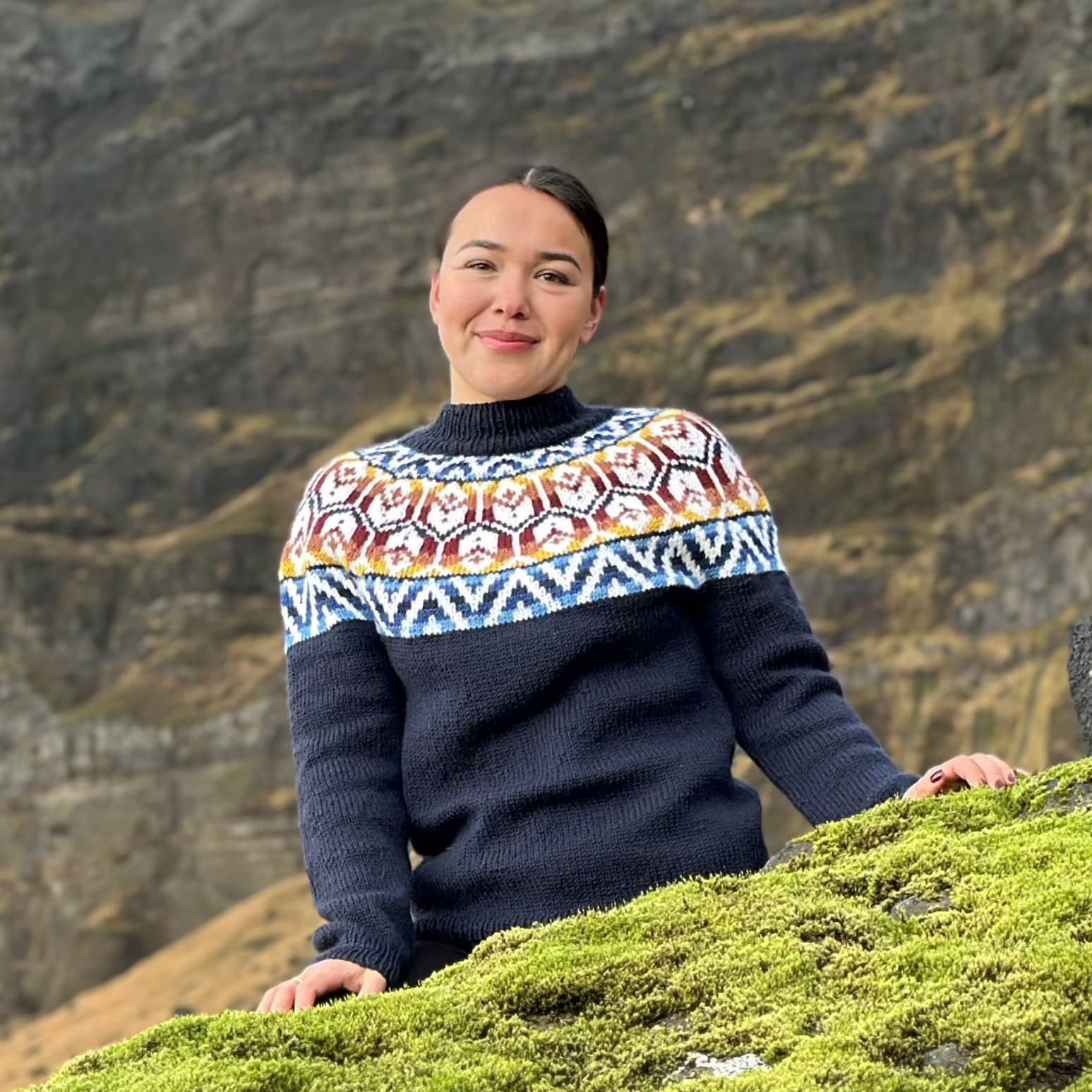 Nukaaka women's sweater knitting pattern